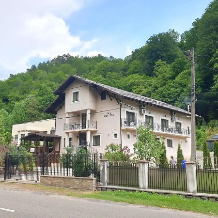 Vila Tisa Tismana Exteriör bild