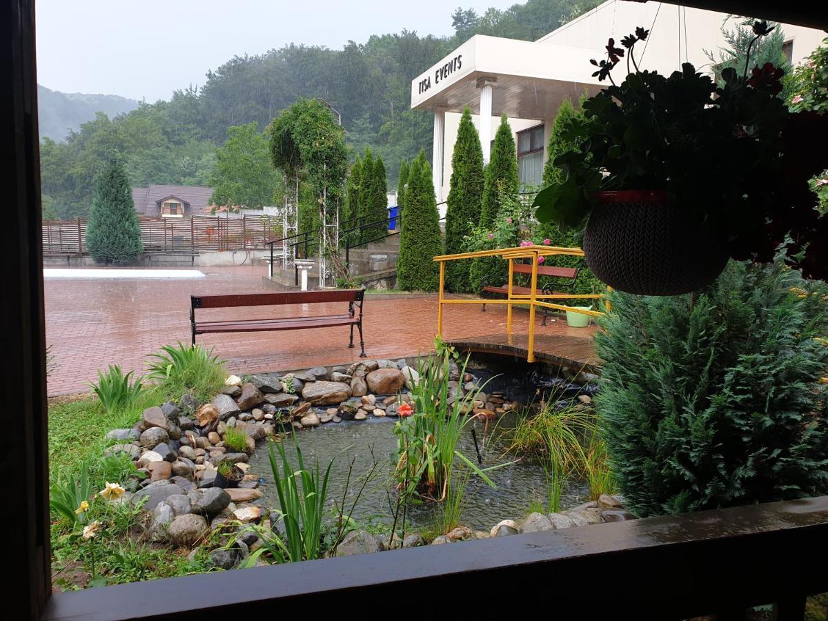 Vila Tisa Tismana Exteriör bild